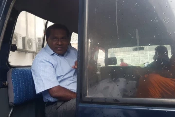 ජෝසප් ස්ටාලින් කොටුව මහේස්ත්රාත් ගේ නිවසට රැගෙන යයි.. රැස්ව සිටි පිරිසත් ඒ සමග යයි(VIDEO)