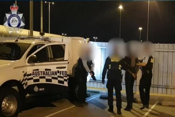 விமான நிலையத்தில் அராஜகம் செய்த நபர்: கட்டுப்படுத்த வந்த பொலிஸாரை அடித்ததால் கைது!