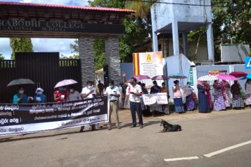 ஆசிரியர்களுக்கு ஆதரவாக அணி திரண்ட பெற்றோர்!