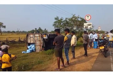 கிளிநொச்சி ஏ-35 வீதியில் பாரஊர்தி தடம் புரண்டு விபத்து