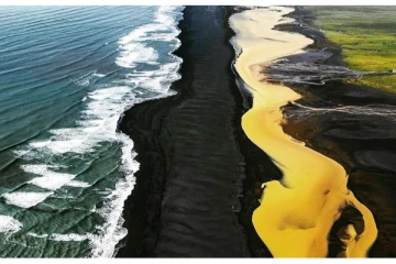 නිල් මුහුදත්, කළු වෙරළත්, කහ ගඟත්, කොළ භූමියත් එකට හමුවන තැන.