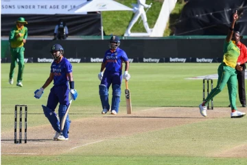 இந்தியாவை பஞ்சு பஞ்சாய் பறக்க விட்ட தென்னாப்பிரிக்கா ... முதல் ஒருநாள் போட்டியிலும் தோல்வி