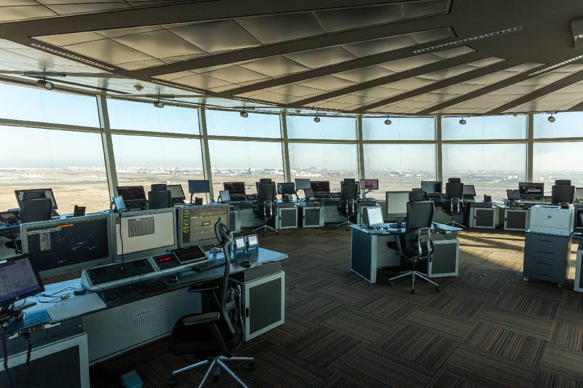 விமான போக்குவரத்து ஸ்தம்பிக்கும்... குவைத் விமான நிலையம் மீது ட்ரோன் தாக்குதல் | Kuwait Airport Radar System விமான போக்குவரத்து ஸ்தம்பிக்கும்... குவைத் விமான நிலையம் மீது ட்ரோன் தாக்குதல் | Kuwait Airport Radar System