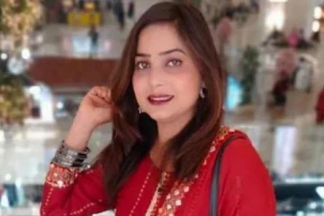 தன்னை போன்ற பெண்ணை கொலை செய்து தற்கொலை நாடகமாடிய இளம்பெண் காதலனுடன் கைது