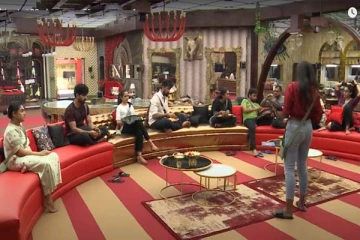 பிக்பாஸ் கொடுத்த அதிரடி! கண்கலங்கியபடி அமர்ந்திருந்த போட்டியாளர்கள்