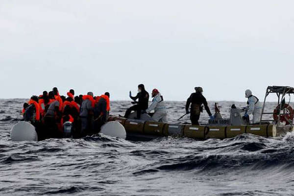 கடலில் கவிழ்ந்த அகதிகள் படகு... 50 பேருக்கும் நேர்ந்த நிலை! | A Refugee Boat Capsized In The Sea 50 People Lost