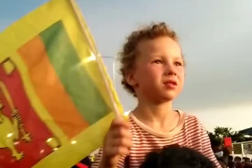 காலி முகத்திடல் போராட்டக் களத்தில் பலரின் கவனத்தை ஈர்த்த வெளிநாட்டுக் குழந்தை (Video)