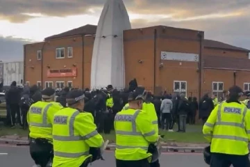 பிரித்தானியாவில் கோவிலுக்கு வெளியே போராட்டத்தில் ஈடுபட்ட 200 பேர் கும்பல்! பரபரப்பு வீடியோ காட்சிகள்