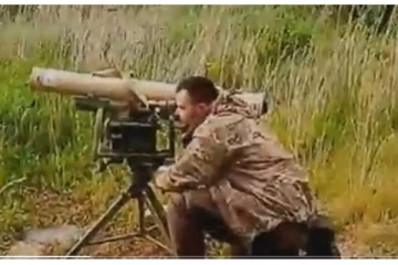 உள்ளூர் ஏவுகணையைக் கொண்டு ரஷ்யப் போர் வாகனங்களை துவம்சம் செய்யும் உக்ரைன் வீரர்