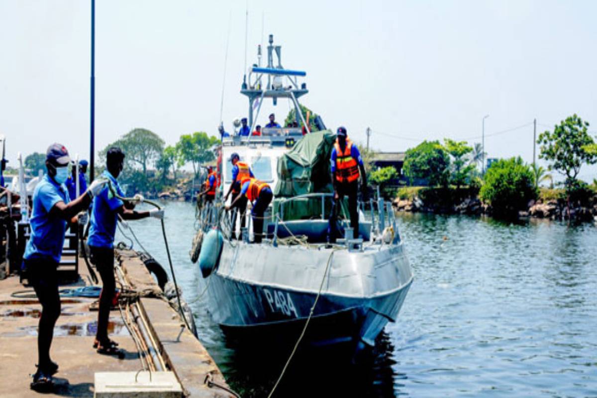 இலங்கை கடற்பரப்பில் தாக்கப்பட்ட ஈரான் கப்பல்! புகைப்படங்களை வெளியிட்ட படையினர் | Srilanka Iran Ship Attack Us Srilanka Navy Help