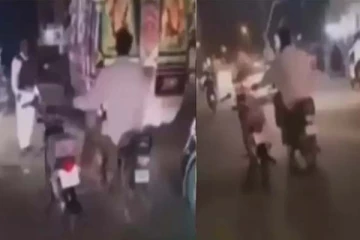 ஒரே நேரத்தில் இரண்டு இருசக்கர வாகனத்தை ஓட்டிச்செல்லும் நபர்! வைரலாக பரவும் காணொளி