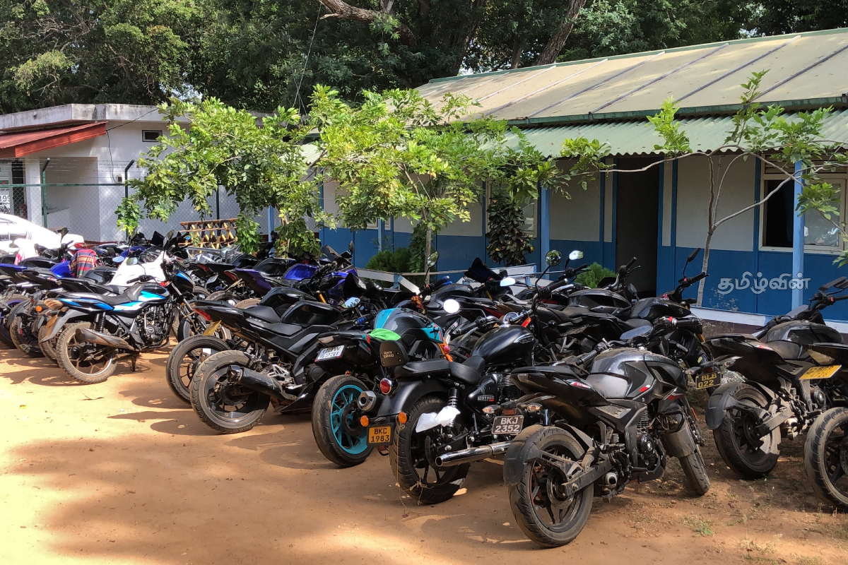 கிளிநொச்சியில் பொலிஸாரின் அதிரடி சோதனை: 50 வாகனங்களுக்கு மேல் பறிமுதல் | Sri Lanka Police Kilinochchi Illeagal Vehicles
