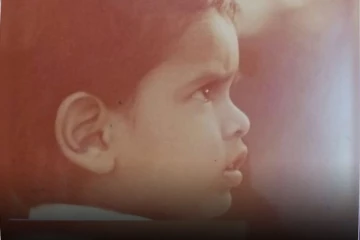 இந்த சிறுவயது புகைப்படத்தில் இருக்கும் பிரபல நடிகர் யார் என்று தெரியுமா?