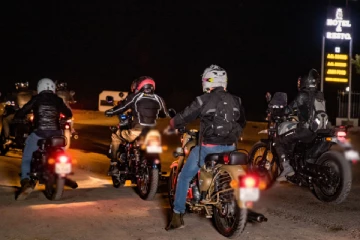 மோட்டார் சைக்கிள்களில் சாகசம் காட்டிய இளைஞர்களுக்கு நேர்ந்த கதி