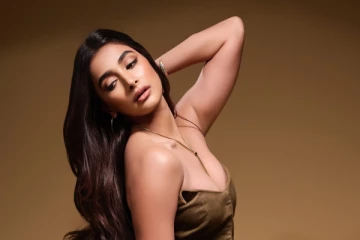 பூஜா ஹெக்டே ட்ரெண்டி உடையில் ஹாட் போஸ்