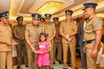 දිවයින පුරා පොලිස් නිලධාරීන්ගේ දූ දරුවන්ට පොලීසියෙන් ලැබුණු දේ - (PHOTOS)