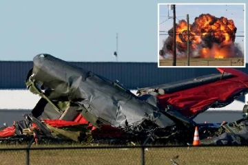 நடுவானில் நெருப்பு கோளமான இரு விமானங்கள்: துயரத்தில் முடிந்த சாகச நிகழ்ச்சி