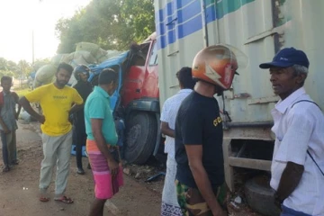யாழில் இருந்து திருகோணமலை நோக்கி பயணித்த லொறி மற்றொரு லொறியுடன் மோதி விபத்து