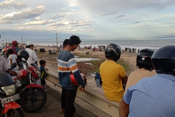 காலநிலை சீற்றத்திற்கு நடுவில் புதினம் பார்க்க வந்த தமிழர் பகுதி மக்கள் | People Came To See The Novel Amidst Weather Chaos