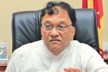 இரண்டாவது தடுப்பூசிக்காக காத்திருக்கும் மக்கள்