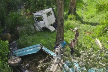 අඩි 100ක් ප්‍රපාතයකට පෙරලුණු ලොරියේ රියදුරු ගැන හෙළිදරව්වක්