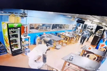 பொலிஸ் நிலைய பொறுப்பதிகாரி மக்கள் மீது தாக்குதல் (Video)