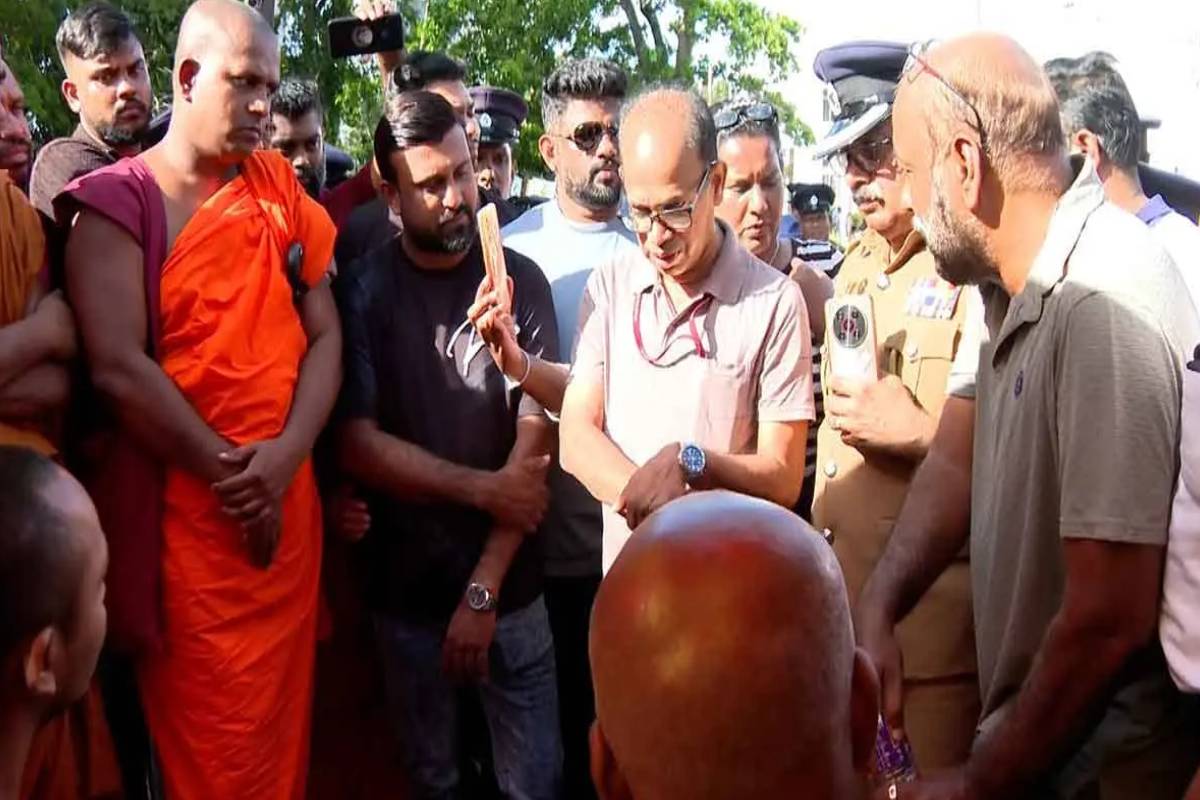 10 நாட்களுக்குள் முடிவு..! சிறையிலுள்ள பௌத்த தேரர்களின் காவியுடை விவகாரத்தில் அரசின் அதிரடி வர்த்தமானி | Tension At Viharamahadevi Park In Colombo 10 நாட்களுக்குள் முடிவு..! சிறையிலுள்ள பௌத்த தேரர்களின் காவியுடை விவகாரத்தில் அரசின் அதிரடி வர்த்தமானி | Tension At Viharamahadevi Park In Colombo