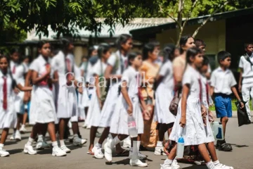 දින දෙකක් දිවයින පුරා වැසුණු පාසල් වලට හෙටත් නිවාඩු ද? - අලුත්ම ආරංචිය මෙන්න.
