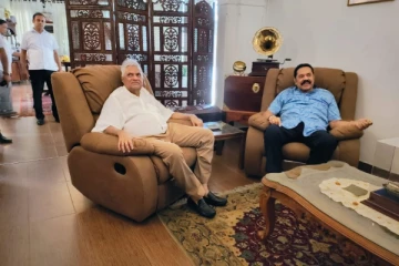 ரணிலுக்கு தயிர் , தேன் பரிசாக வழங்கிய மஹிந்த ராஜபக்க்ஷ