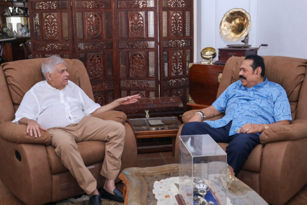 ரணிலுக்கு மகிந்த வழங்கிய பரிசு...! எப்படி இருந்தவர்கள் இப்படியாகின்றார்கள்....! | Mahindas Gift For Ranil