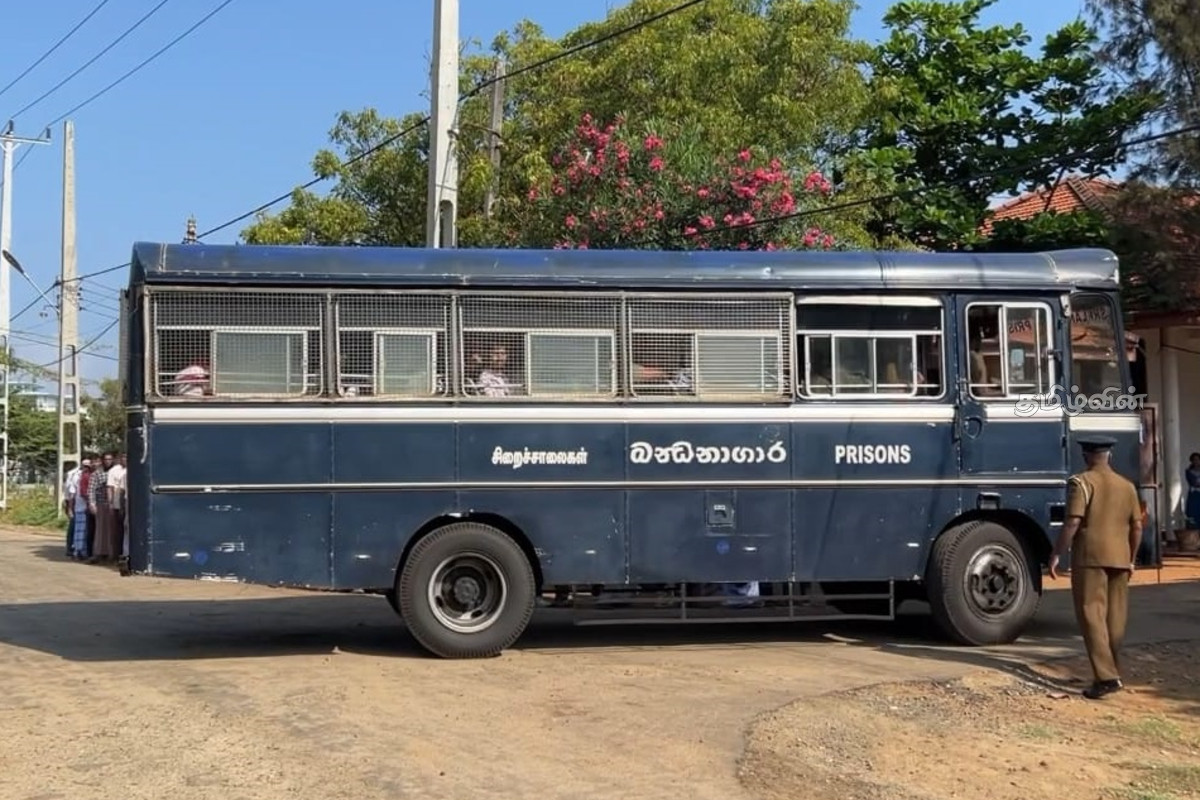 10 இந்திய கடற்றொழிலாளர்களுக்கு மன்னார் நீதிமன்றம் பிறப்பித்துள்ள உத்தரவு | Mannar Court Issues Order To 10 Indian Fishermen