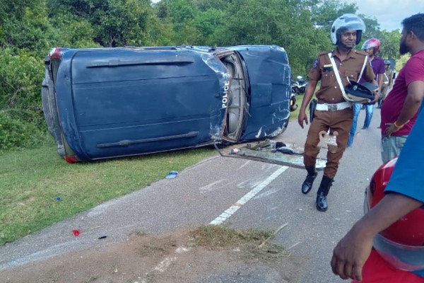 இலங்கையில் சாலையில் கவிழ்ந்த பொலிஸார் வாகனம்: பொதுமக்களுக்கு அறிவுறுத்தல் | Police Jeep Upside Down In Mangalam Road இலங்கையில் சாலையில் கவிழ்ந்த பொலிஸார் வாகனம்: பொதுமக்களுக்கு அறிவுறுத்தல் | Police Jeep Upside Down In Mangalam Road