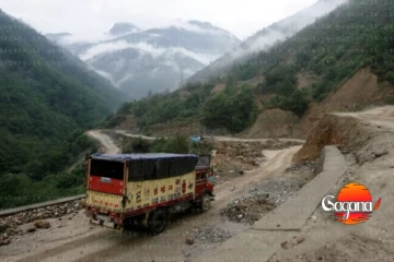 බිහිසුණු අනතුරක් කම්කරුවන් 21 ගිය රථය ප්‍රපාතයට වැටිලා