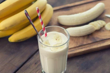 தப்பி தவறி கூட பாலுடன் இந்த உணவுகளை சேர்த்து சாப்பிடாதீங்க! ஆபத்தாம்