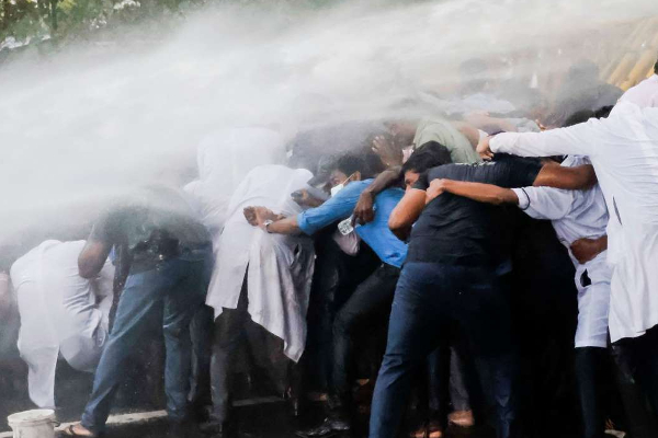 மாணவர்கள் மீது கண்ணீர்ப்புகைத் தாக்குதல் | Tear Gas Attack On Students