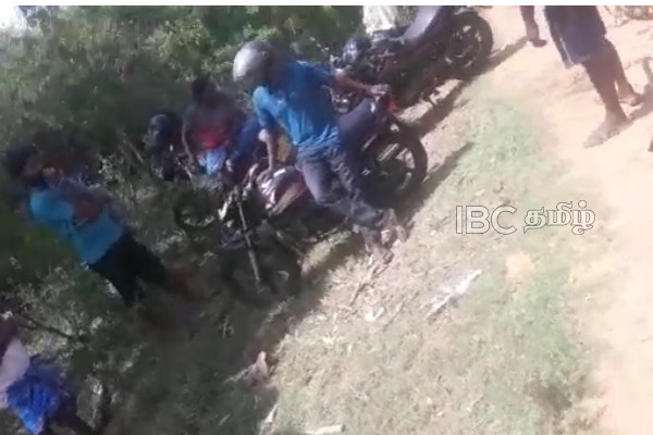 வவுனியாவில் அரச அதிகாரிகள் துணையுடன் சட்டவிரோதமாக பாரிய காடழிப்பு (படங்கள்) | Illegal Deforestation In Vavuniya