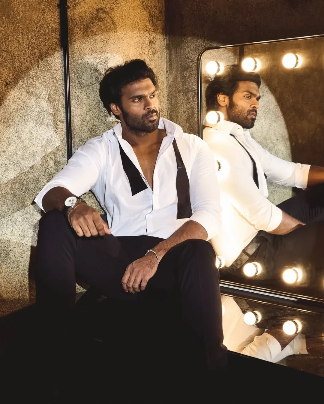 கேப்டன் விஜயகாந்தின் மகன் நடிகர் சண்முக பாண்டியனின் ஸ்டைலிஷ் போட்டோஷூட்.. 4 Gallery