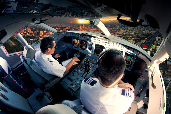 விமானத்தை வெற்றிகரமாக இயக்கிய Pilot இன் சட்டையின் பின் பகுதி கிழிக்கப்படும் வினோத சடங்கு! | Why Are Pilots Shirt Tails Cut After They