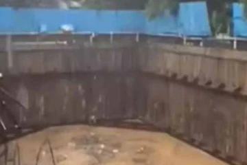 மிக்ஜாம் புயல்: மண்ணுக்குள் புதைந்த அடுக்குமாடி கட்டிடம்