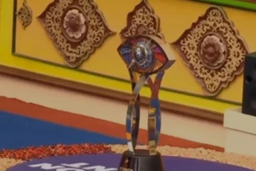 வெற்றி கோப்பையுடன் அதிரடியாக பிக் பாஸ் வீட்டுக்குள் புகுந்த முகேன்! யாரை அழைத்து வந்தார் தெரியுமா? தீயாய் பரவும் புகைப்படம்
