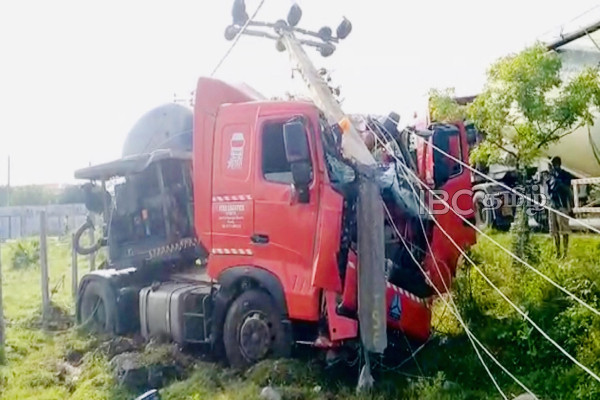மின்கம்பத்துடன் மோதிய கனரக வாகனம் - இருவர் படுகாயம் | Trinco Accident Today Srilanka