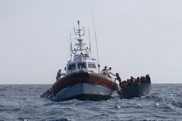migrant-boat-capsizes-in-italian-island-8-missing இத்தாலியில் படகு கவிழ்ந்து புலம்பெயர்ந்தவர்கள் நடுக்கடலில் தத்தளிப்பு: 8 பேர் மாயம்