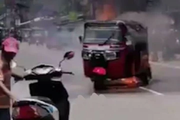 திடீரென நடுவீதியில் தீப்பற்றி எரிந்த முச்சக்கர வண்டி! இரத்தினபுரியில் சம்பவம்