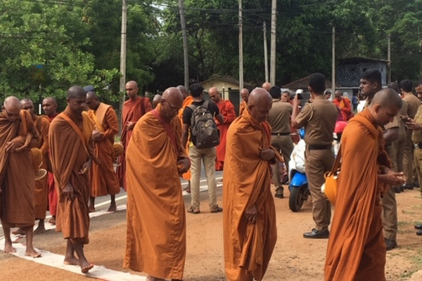 வடக்கை நோக்கி படையெடுக்கும் பௌத்த பிக்குகள்! (படங்கள்) | Buddhist Monks Invading Tamil Area