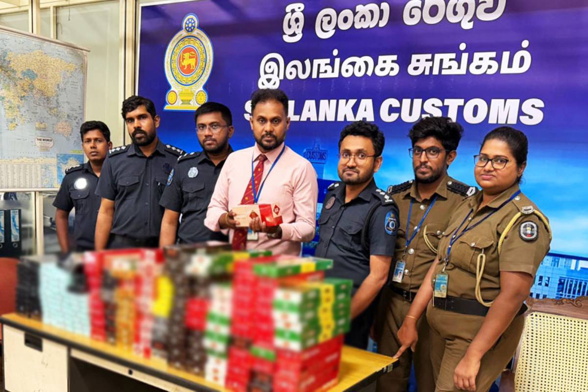 கட்டுநாயக்கவில் வெளிநாட்டுப் பெண் ஒருவர் கைது | Foreign Woman Arrested With Illegal Cigarettes கட்டுநாயக்கவில் வெளிநாட்டுப் பெண் ஒருவர் கைது | Foreign Woman Arrested With Illegal Cigarettes