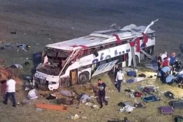 கட்டுப்பாட்டை இழந்து கவிழ்ந்த பேருந்து - 15 பேர் பலி