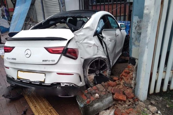 கொழும்பில் கடைக்குள் புகுந்த காரால் பரபரப்பு! | A Car Entered The Shop In Colombo