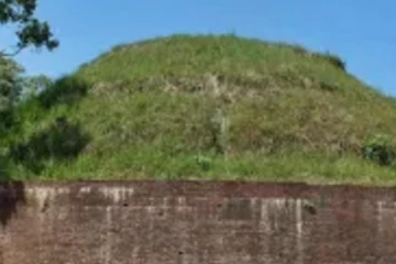 මෙරට ප්‍රධානතම රජමහ විහාරයකින් රන් හා පළිගු කරඬු 8ක් සොරා ගැනේ.