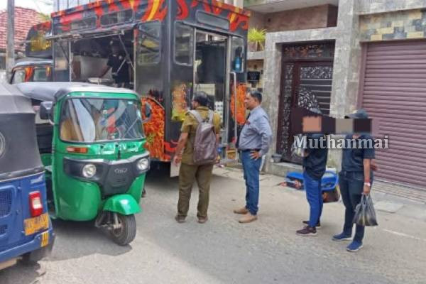 சாய்ந்தமருதில் உடனடி நூடுல்ஸ் விற்பனை வாகனம் சுற்றிவளைப்பு | Instant Noodle Van Raided In Sainthamaruthu சாய்ந்தமருதில் உடனடி நூடுல்ஸ் விற்பனை வாகனம் சுற்றிவளைப்பு | Instant Noodle Van Raided In Sainthamaruthu
