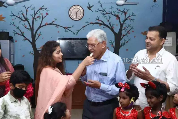 வீட்டில் அரங்கேறிய கொண்டாட்டம்! துளியும் மேக்கப் இல்லாமல் நடிகை சினேகா | Without Sneha Celebrates Fathers Birthday